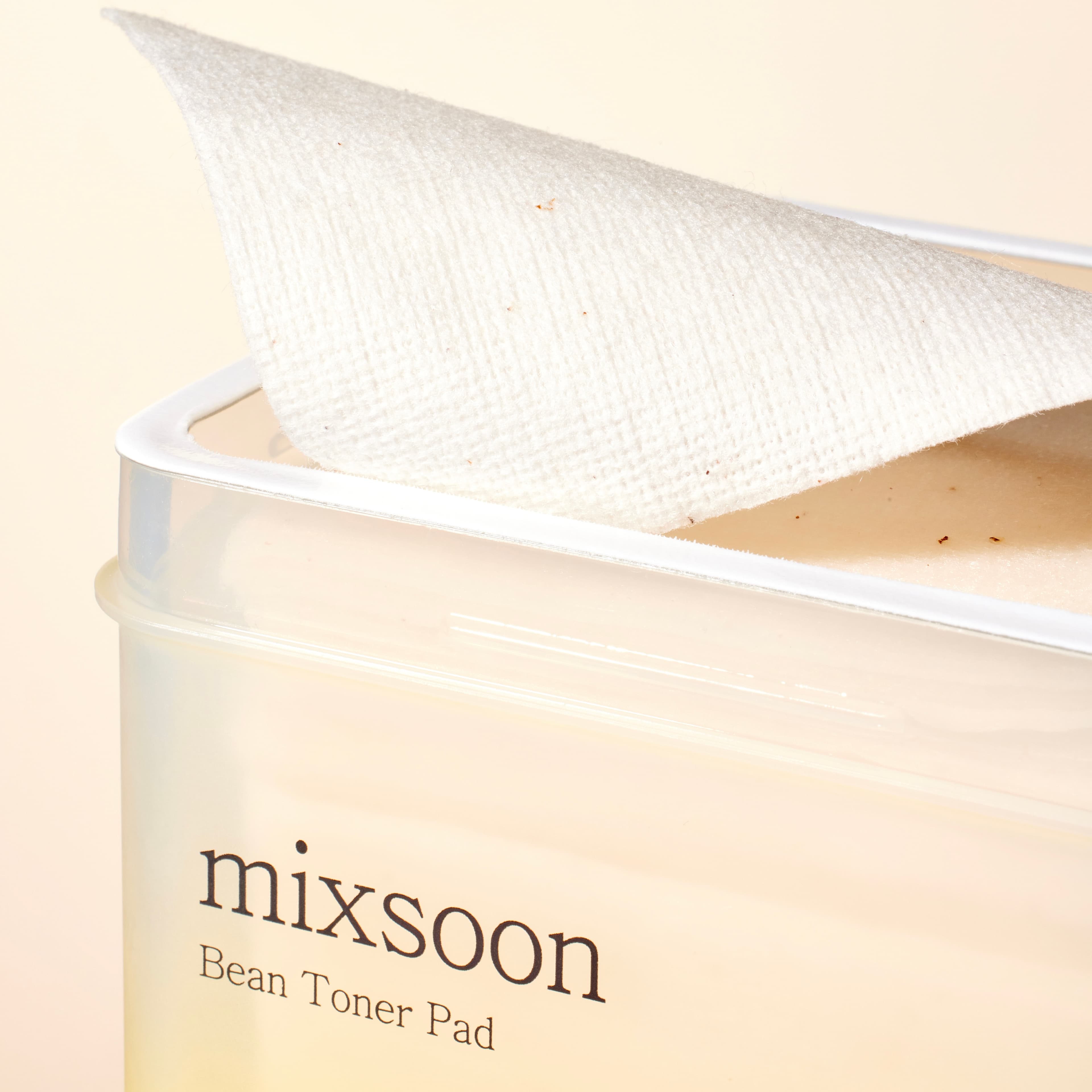 Disc mixsoon Bean Toner Pad ridicat din recipientul cu esență