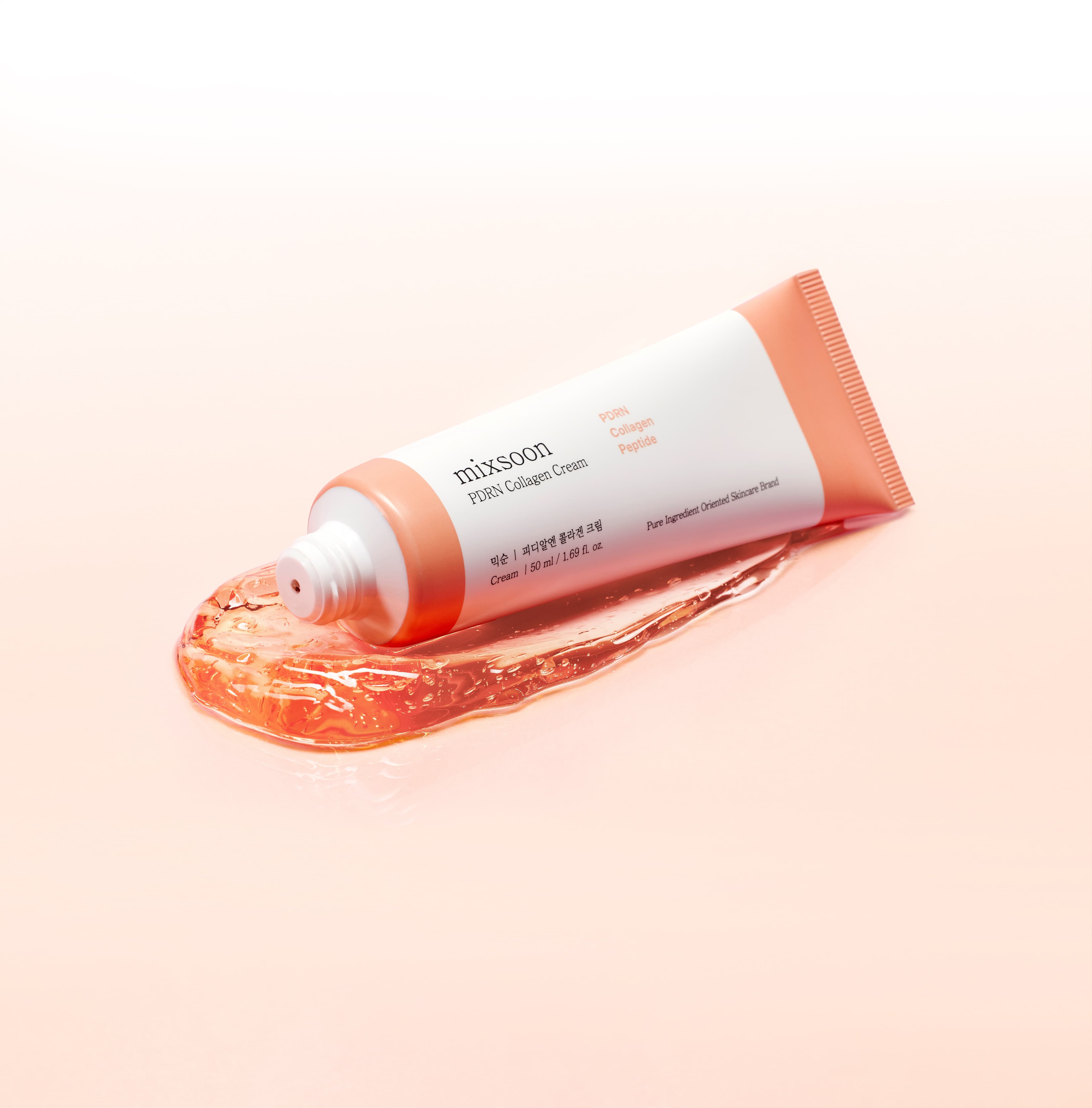 Tubul mixsoon PDRN Collagen Cream pe o textură gelatinoasă, roz-piersică