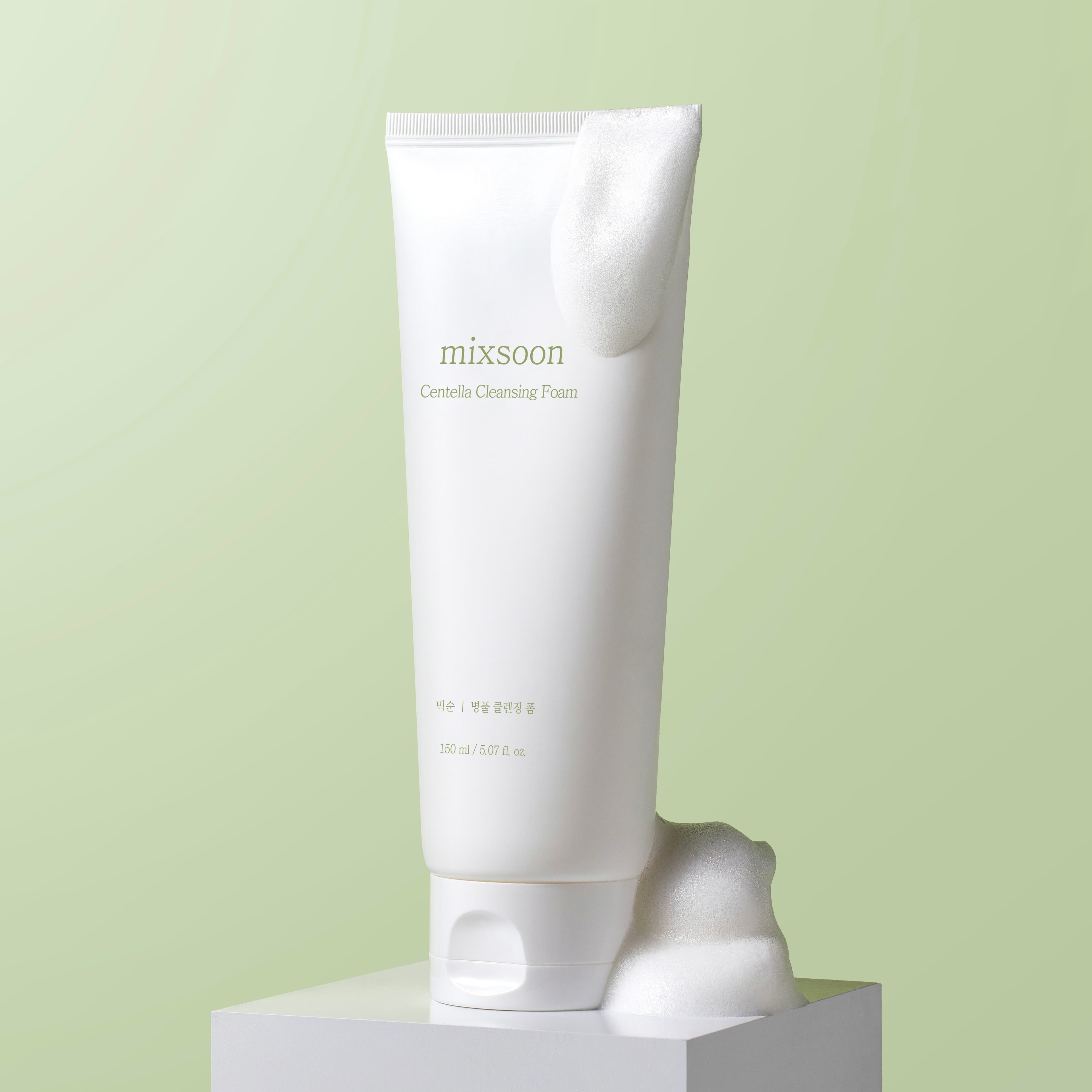 mixsoon Centella Cleansing Foam pe fundal verde delicat